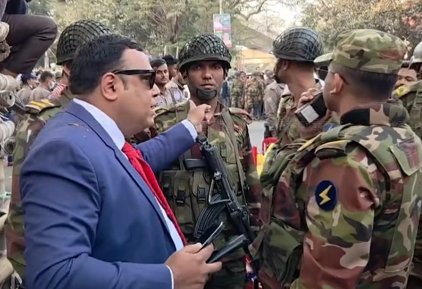 কার্ড ছাড়া শপথ অনুষ্ঠানে প্রবেশের চেষ্টা, সেনা কর্মকর্তার সঙ্গে বাকবিতণ্ডা! (ভিডিও)